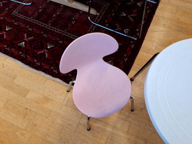 Lille børne bord med 2 små pink stole